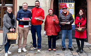 Traditionelle Verteilung rote Ostereier der Landshuter SPD (Foto: SPD-Landshut)